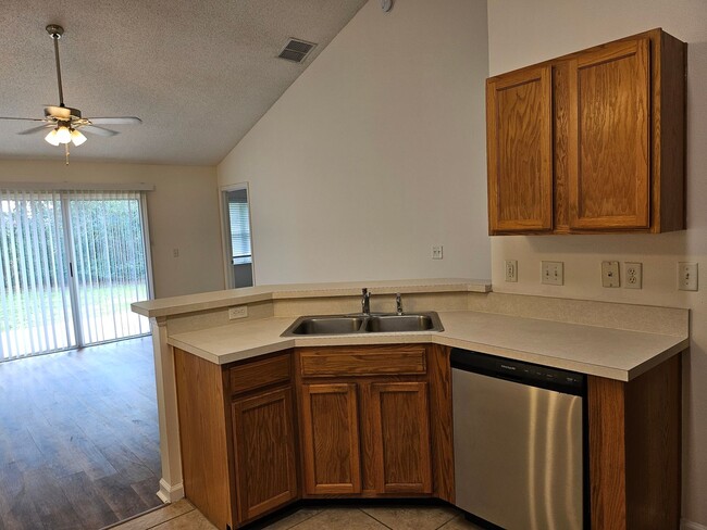 Photo - $1550 - 3/2/1 - Great Location Duplex B Section