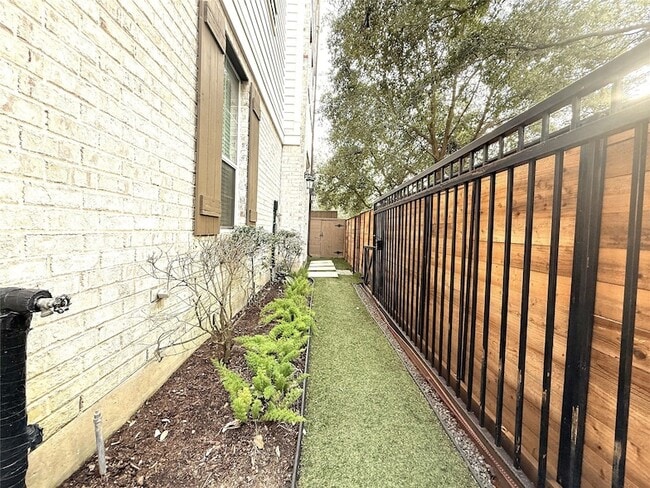 Photo - 620 Rutland St