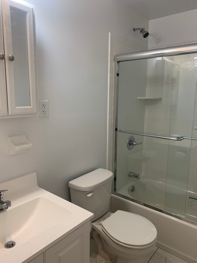 Bathroom - 3.5 Rm, 1 Bd, 1 Ba