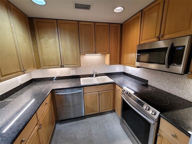 Kitchen - 195 14th St NE Unit 912