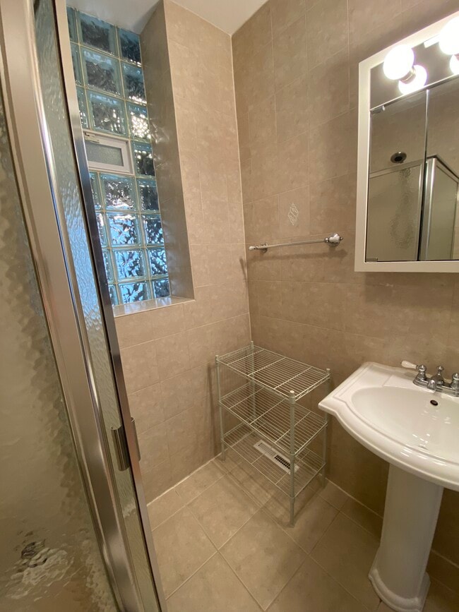 Bathroom - 903 N Wood St Unit 1st Floor