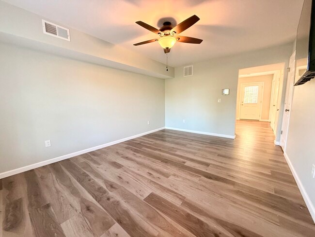 Photo - 250-264-264 Hycliff St