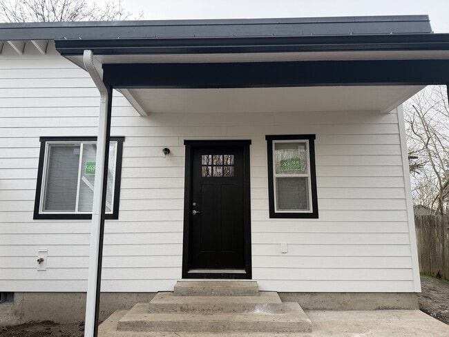 Building Photo - 1525 Baker St NE