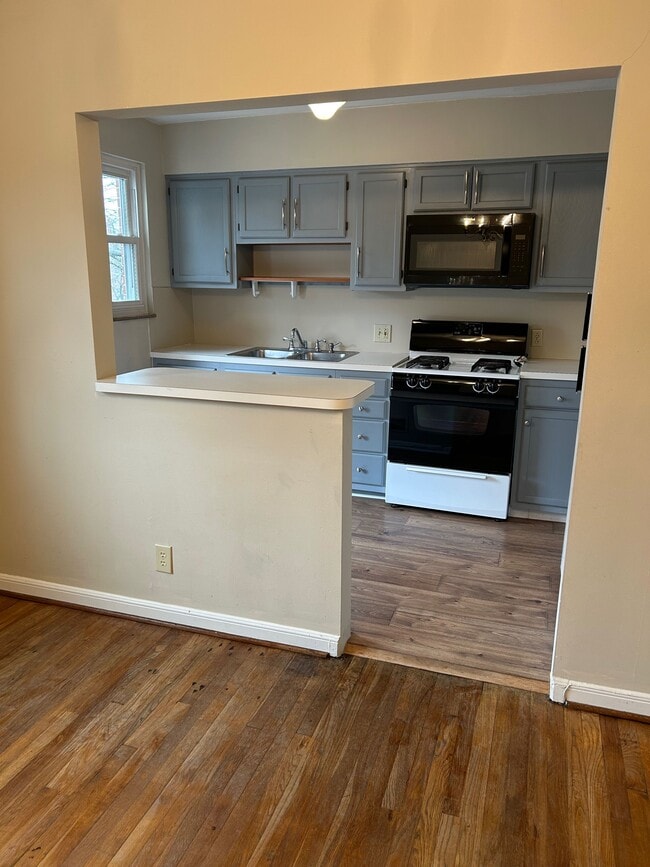 Building Photo - 2009 Elmwood Ave Unit D