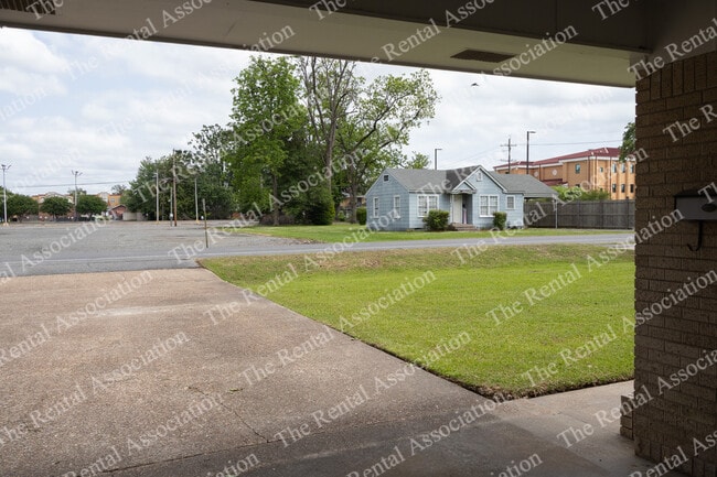 Photo - 905 N McGuire Ave