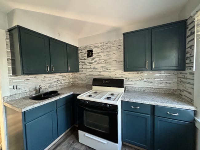 Building Photo - 438 Villa St Rental
