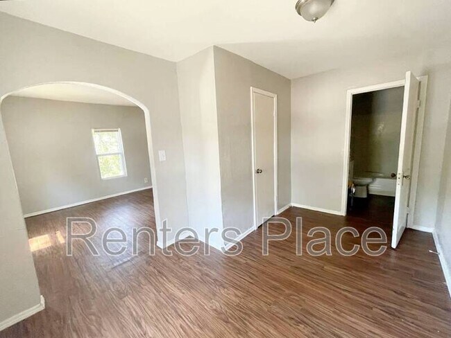 Photo - 200 1/2 E 6th St