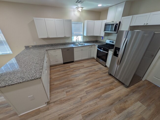 Photo - 924 E Walnut St