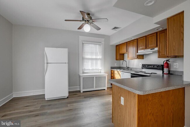 Photo - 1210 W Darby Rd