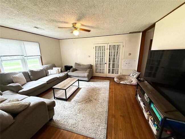 Photo - 415 W 9th St