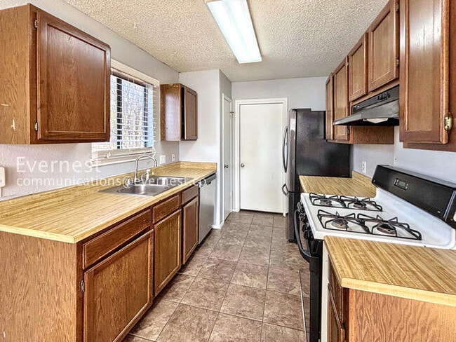 Photo - 915 Pyegrave Pl