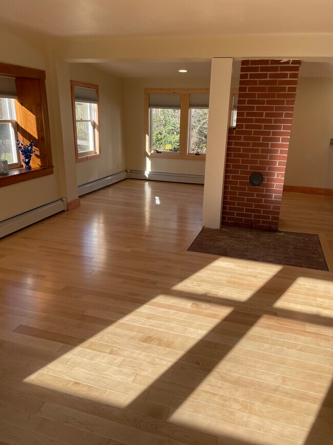 Main Room - 310 Wadleigh Falls Rd Unidad #3