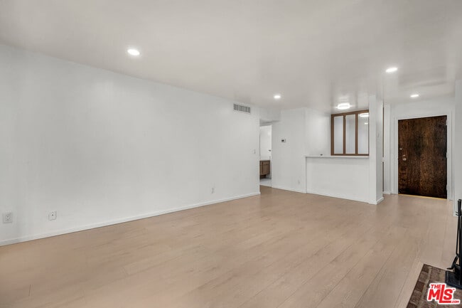 Photo - 406 N Oakhurst Dr Unit 202