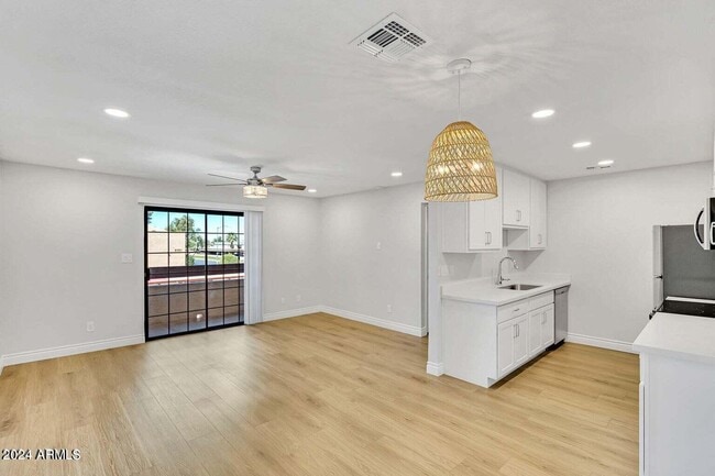 Building Photo - 3131 W Cochise Dr Unit 216