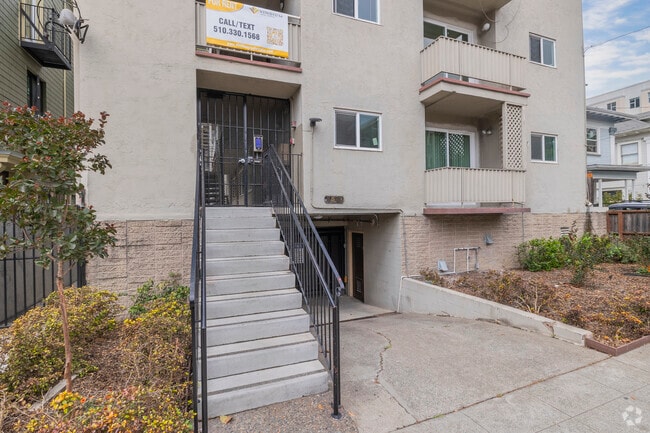 Entrada - 2540 Regent St