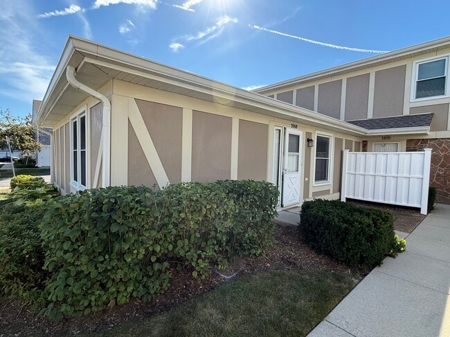 Building Photo - 1068 Glouchester Harbor Unit 1068