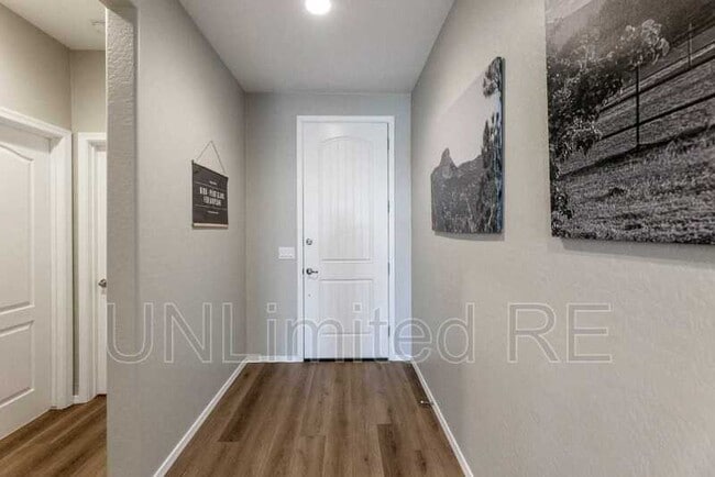 Photo - 1380 Warbler Wy