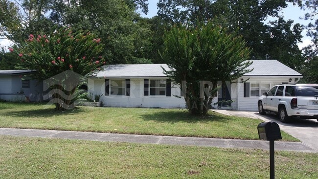 Building Photo - Great Value! 3BR Home with Bonus Living Space & Screened Porch!!