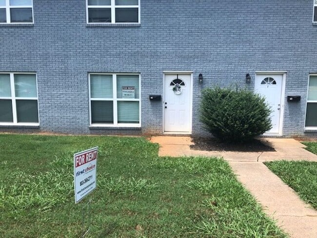 Building Photo - Recently Renovated 2 Bedroom 1 1/2 Bath To... Rental
