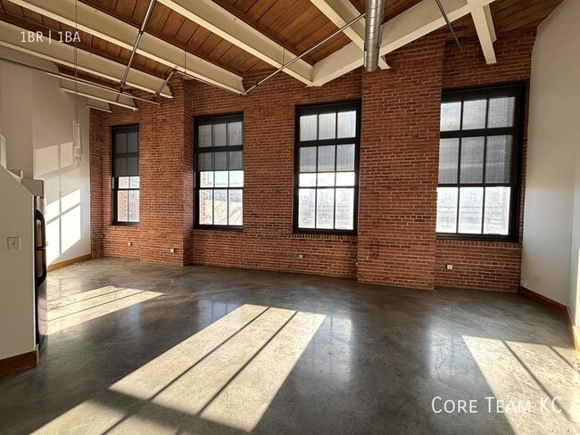 Building Photo - 382 W 22nd St Unit 207