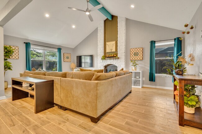 Remodeled with care - 11602 Swearingen Dr House