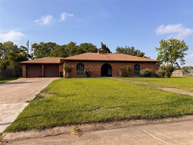 Building Photo - 3400 Coachman Dr