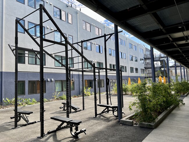 E. Courtyard - Gimnasio - 1919 Market Street