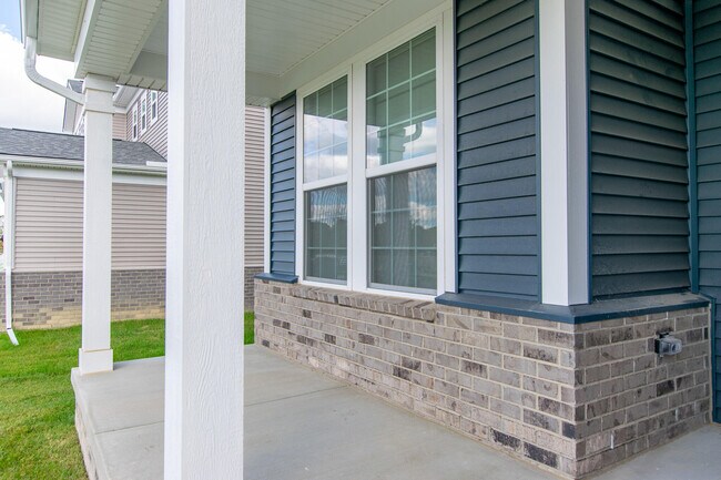 Photo - 717 Risdon Trail S