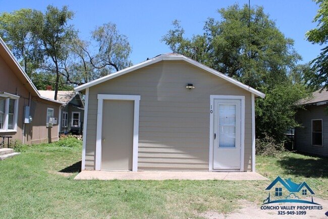 Building Photo - 10 S Van Buren St