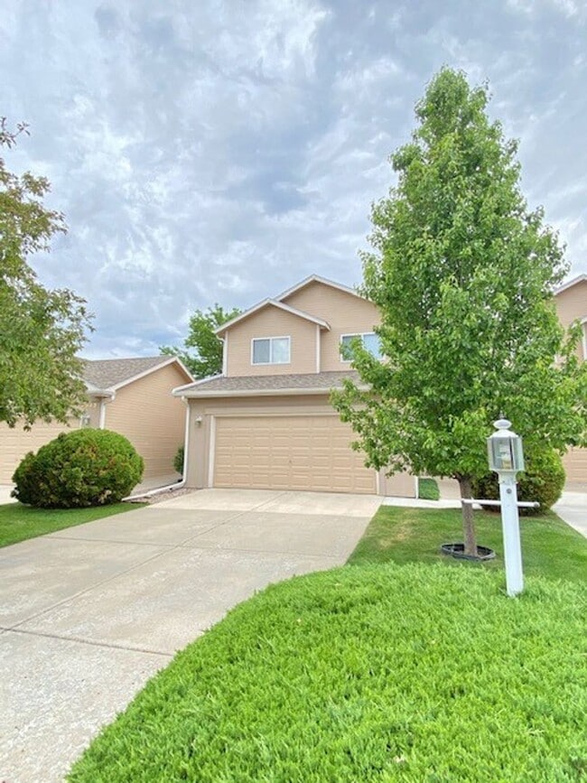 Building Photo - Large 3 Bedroom, 2.5 Bath Townhome with 2 car attached garage in Northwest Loveland, CO