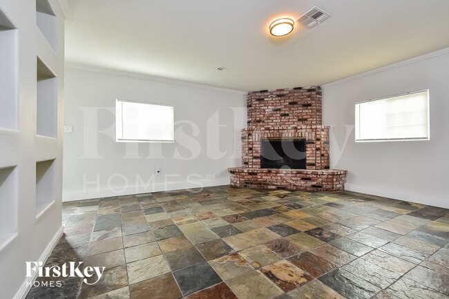 Photo - 321 Redstone St