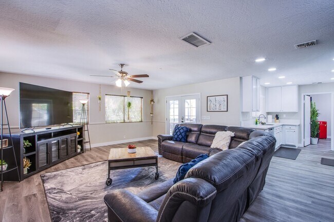 Photo - Spacious, Stylish, and Fully Furnished – L...