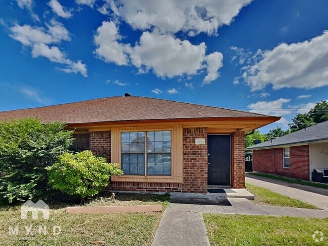 Building Photo - 2216 Summer Day Dr Rental