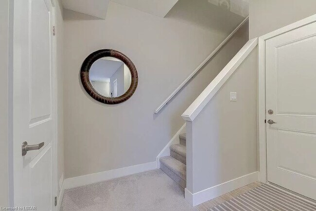 Photo - Hyde Park * 3 Bdrm Double Car Garage * 3 Level * MAY 1st Unit 134