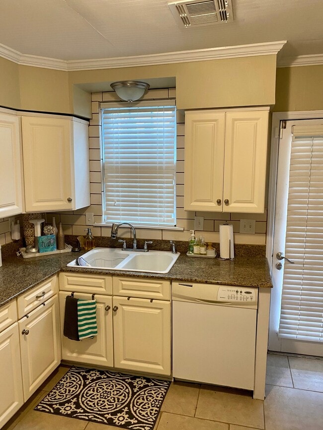 Photo - 1822 Homer St