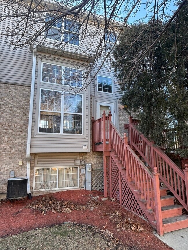 Building Photo - 647 Georgian Ct