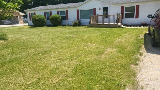 Building Photo - Bright & Spacious 3-BR Retreat on Huge Lot... Rental
