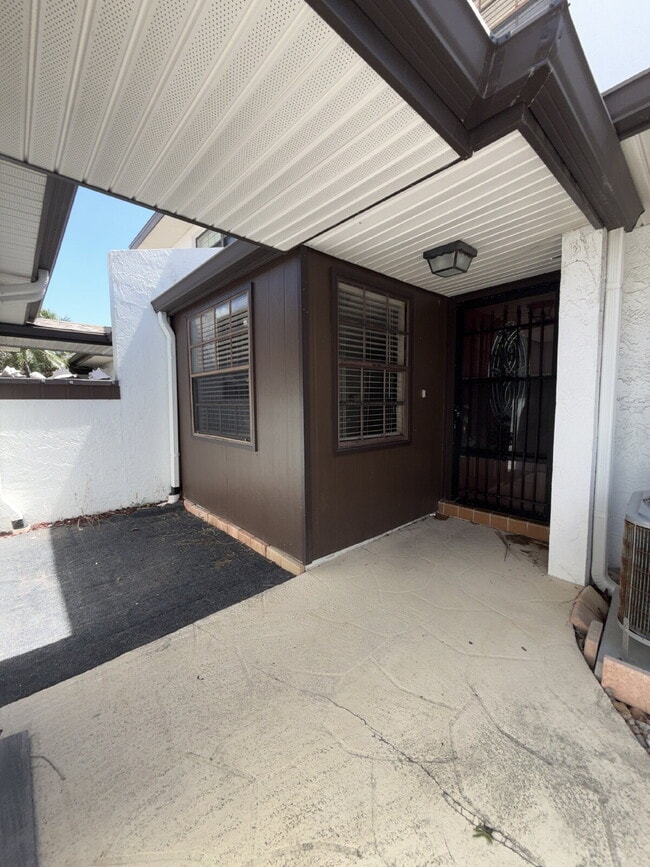Building Photo - Perfectly located 2/2 townhome in Indialantic Unit # 10