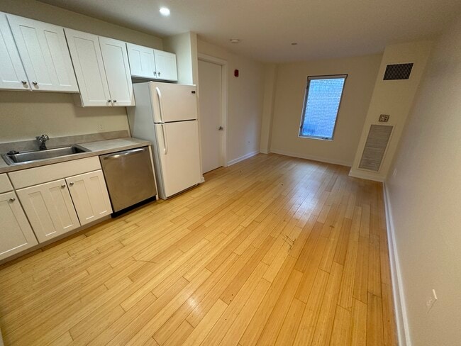 Building Photo - 25 Lagrange St Rental