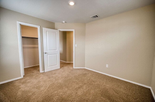 Photo - 3BD/2.5BA– ELECTRICITY INCLUDED!