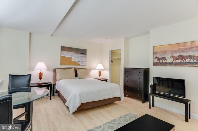 Building Photo - 1011 Arlington Blvd Unit 802