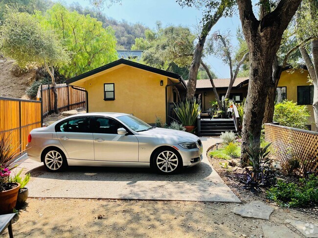 Building Photo - 932 Old Topanga Canyon Rd Rental