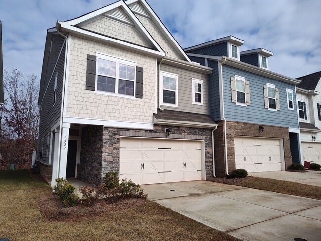 Building Photo - Beautiful end-unit 3 bedroom, 2.5 bath Townhome located in the Harmony community in Matthews!