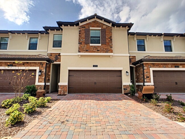 Building Photo - Gorgeous 4 bedroom townhome!
