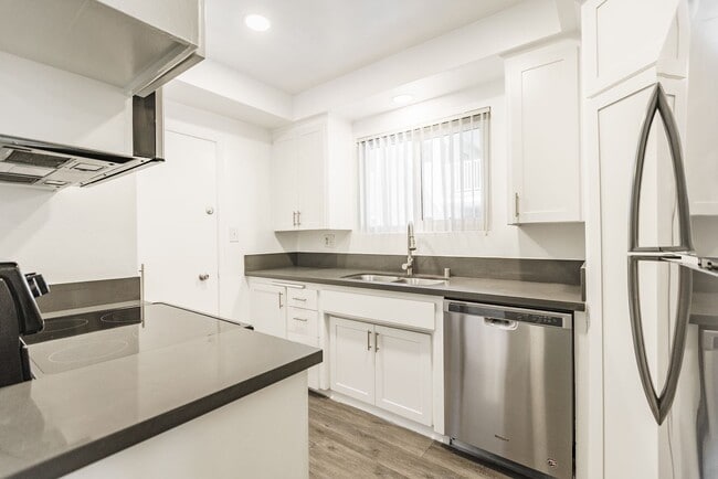 Photo - Beverly Glen Apartments