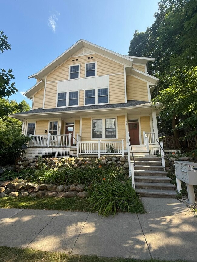 Building Photo - 922 Catherine St Rental