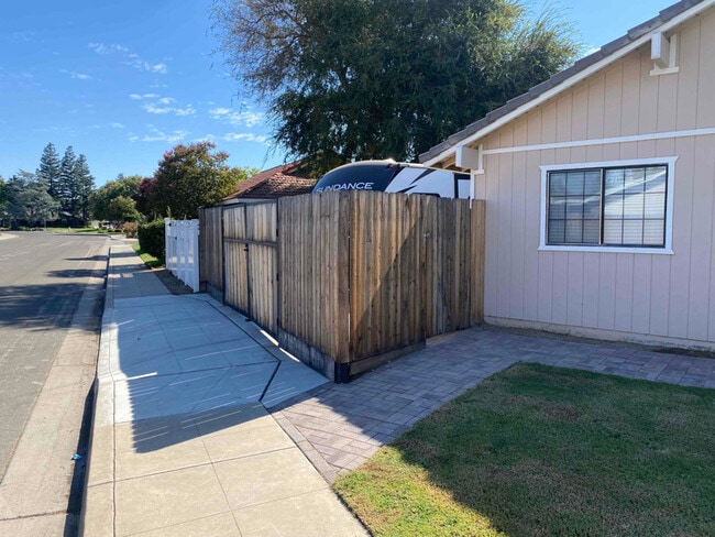 Photo - 3073 Fowler Ave