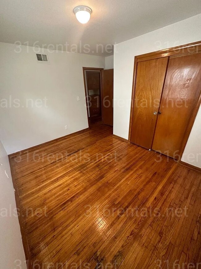 Photo - $1,025 - 4 bedroom / 1 bathroom - Single F...
