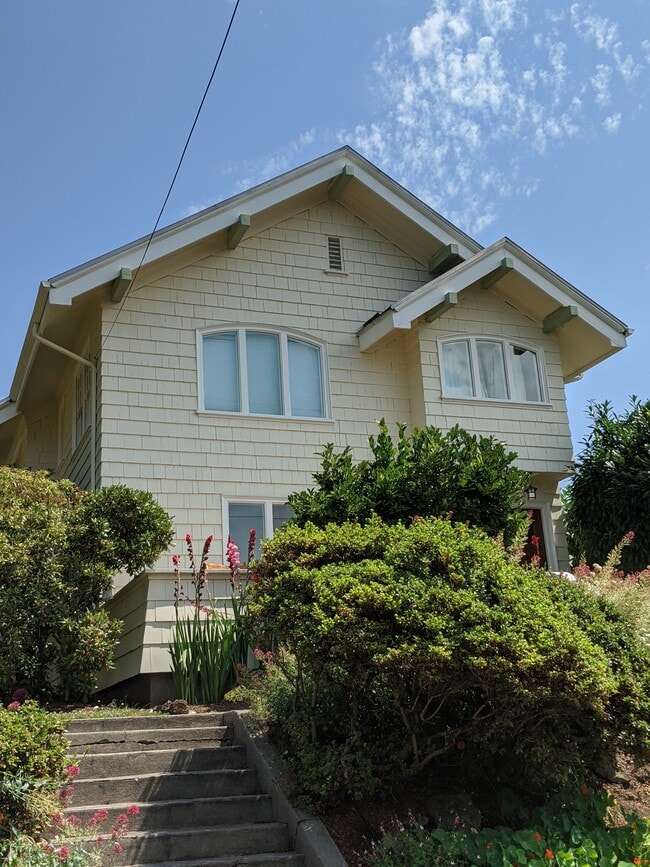 Building Photo - 2216 SE 24th Ave