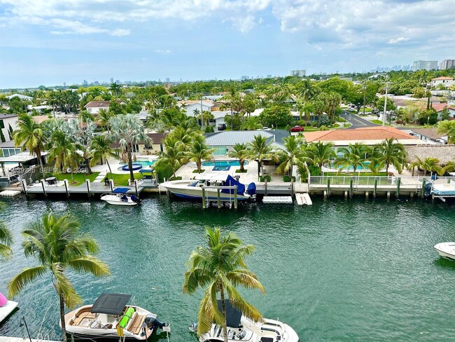 Building Photo - 2350 NE 135th St Unit 605